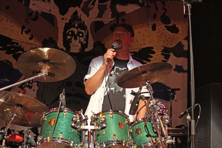 Walter Kaulhausen -  drums